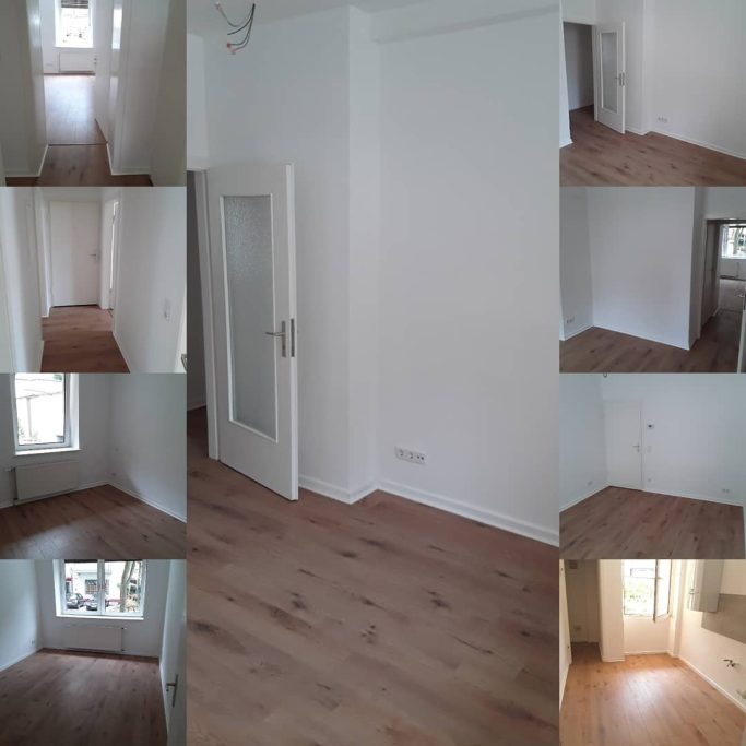 Helle Räume mit hellem Holzfußboden und weißen Wänden in einer Wohnung.