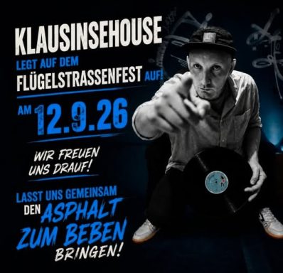Mann mit Schallplatte bewirbt Auftritt beim Flügelstraßenfest am 12.9.26.
