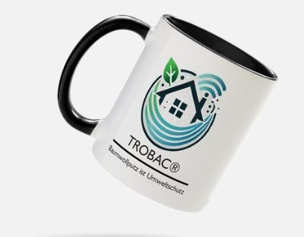 Bild mit KI erstellt Mehrere Personen in einem Lagerraum falten große Baumwollfaser Matten über Kartons.