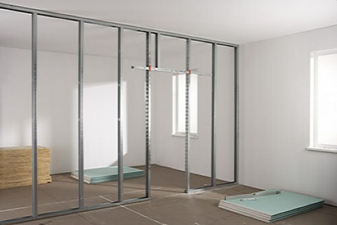 Ständerwerk Unvollendeter Raum mit Metallrahmen und Fenster, Bodenbelag aus Holz und Platten.